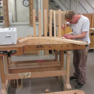 Jonas Strous maakt meubels op het HMC 2